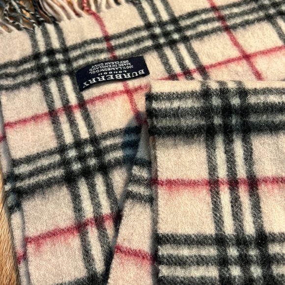 Burberry 100% lambswool scarf - Picture 2 of 5
